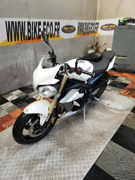 STREET TRIPLE 675