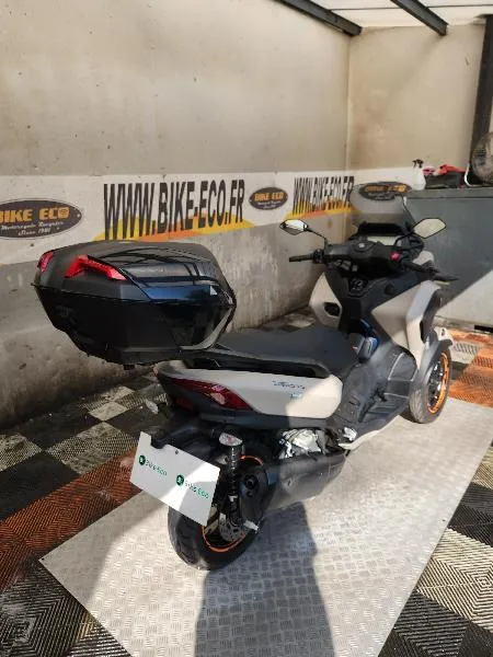 TRICITY 300