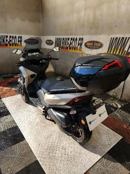 TRICITY 300