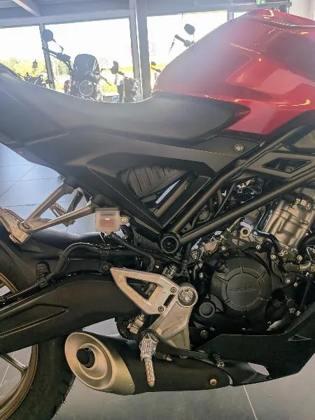 CB 125  R