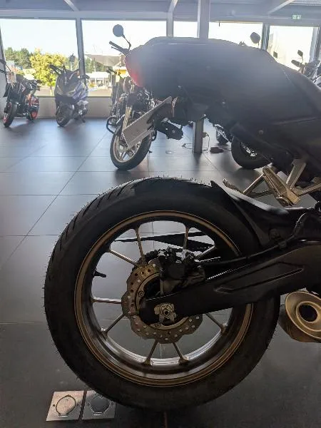 CB 125  R
