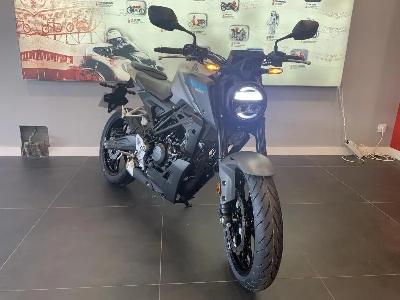 CB 125  R