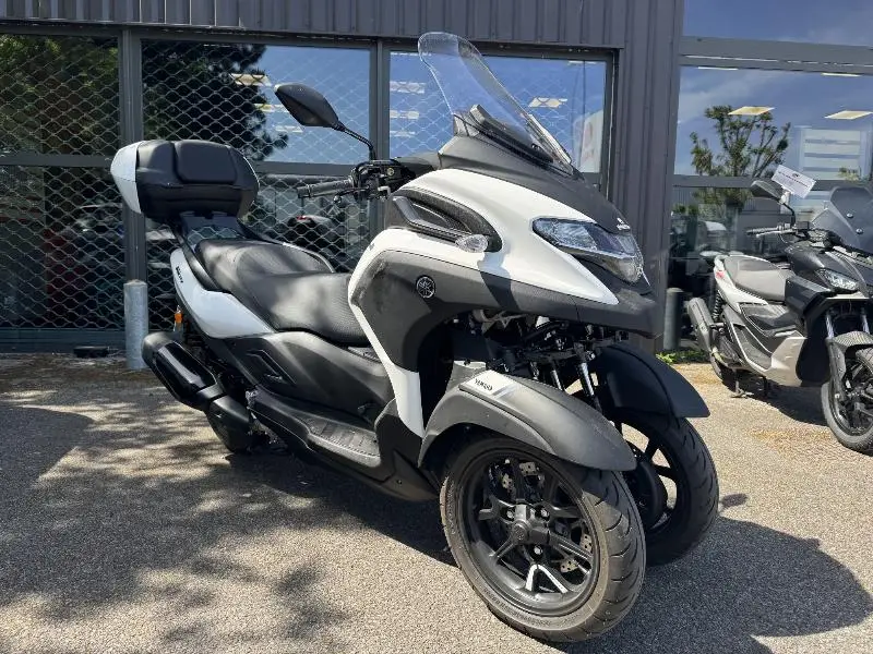 TRICITY 300