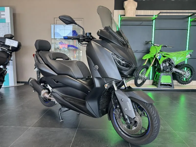 XMAX 300