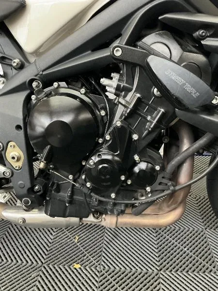 STREET TRIPLE 675