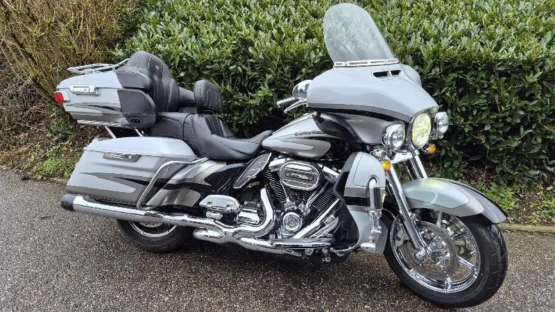 TOURING ELECTRA GLIDE 1800 ULTRA LIMITED CVO