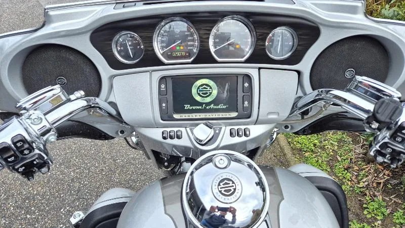 TOURING ELECTRA GLIDE 1800 ULTRA LIMITED CVO