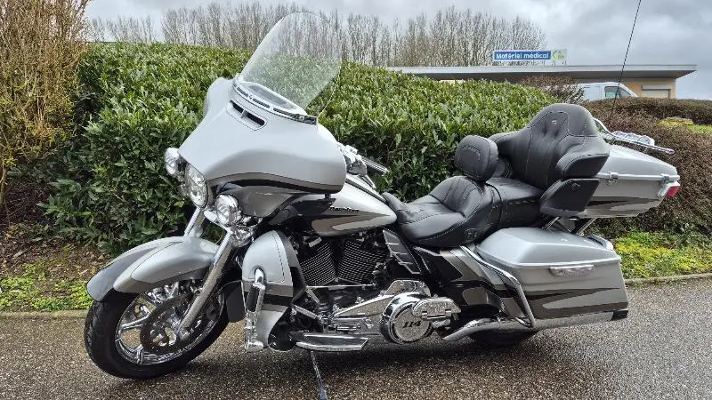 TOURING ELECTRA GLIDE 1800 ULTRA LIMITED CVO