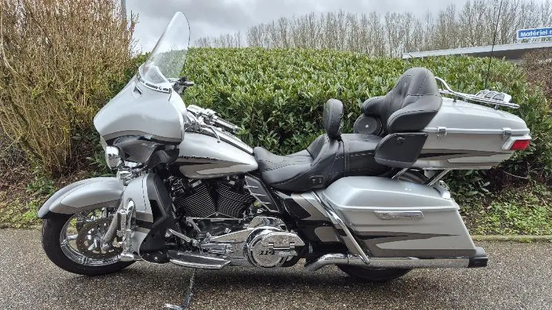 TOURING ELECTRA GLIDE 1800 ULTRA LIMITED CVO