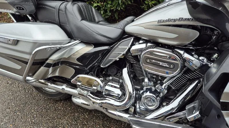 TOURING ELECTRA GLIDE 1800 ULTRA LIMITED CVO