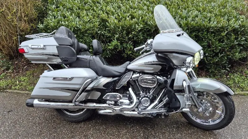 TOURING ELECTRA GLIDE 1800 ULTRA LIMITED CVO