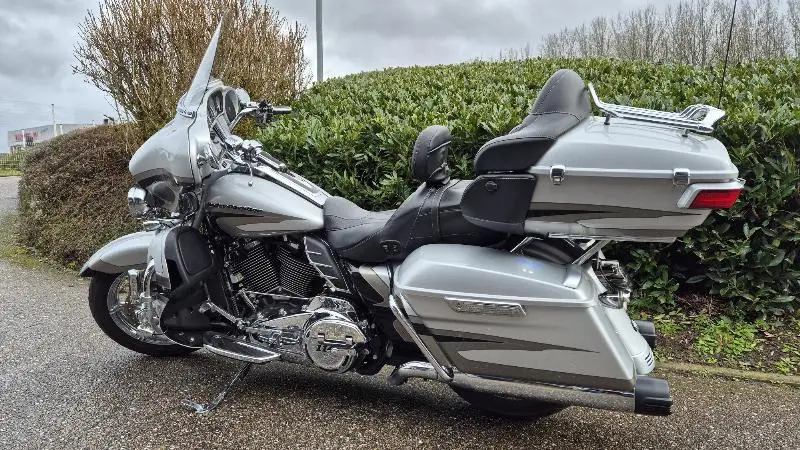 TOURING ELECTRA GLIDE 1800 ULTRA LIMITED CVO