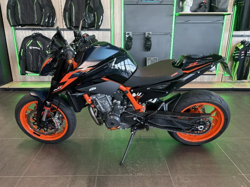 890 DUKE R