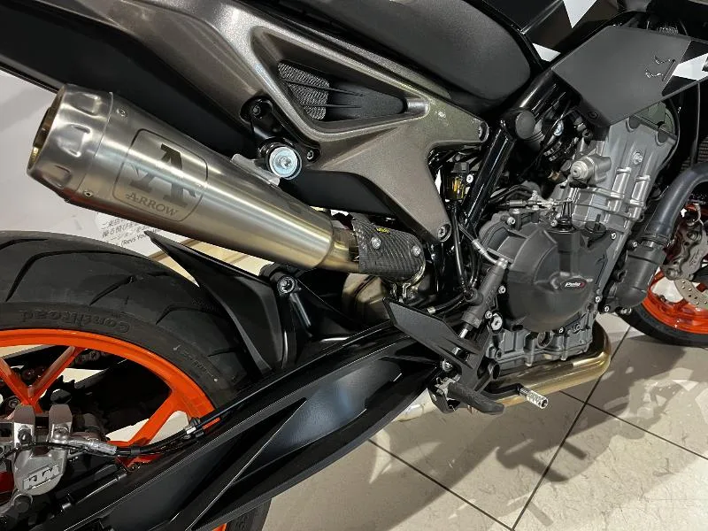 890 DUKE GP