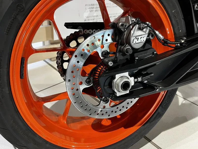 890 DUKE GP