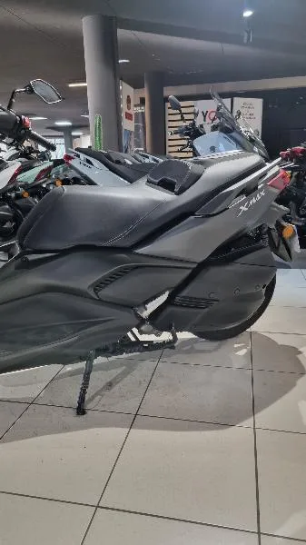 XMAX 300