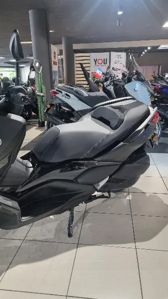 XMAX 300