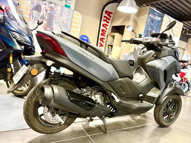 TRICITY 300