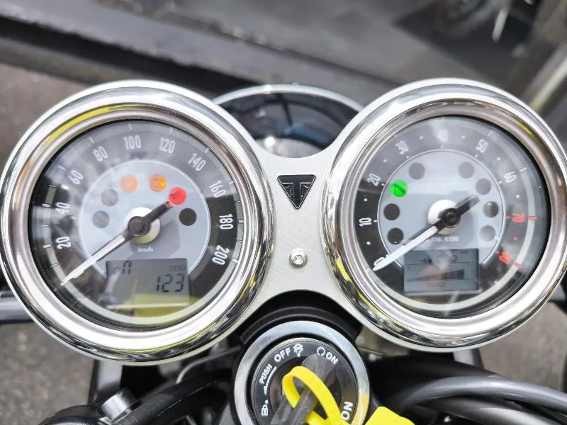 Bonneville T100