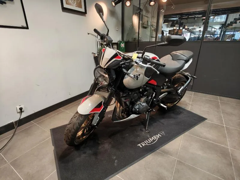 TRIDENT 800