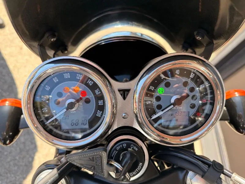 Bonneville T100