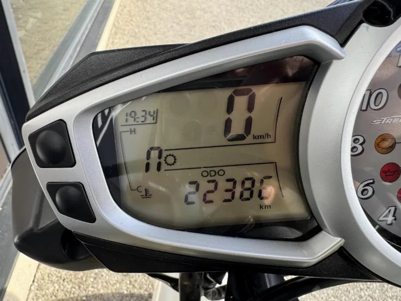 STREET TRIPLE 675