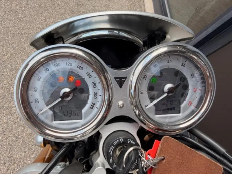 THRUXTON 1200 R
