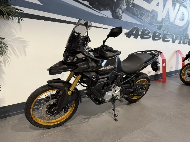 DS 900 X