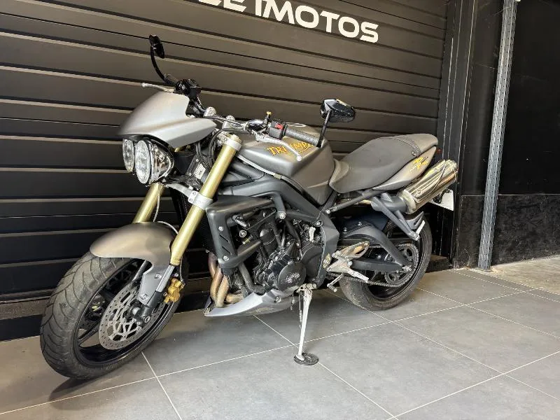 STREET TRIPLE 675