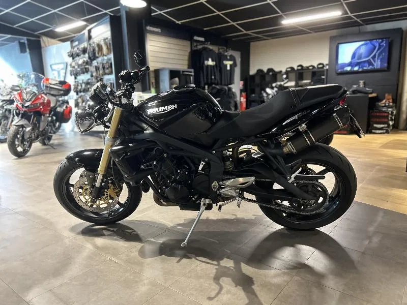 STREET TRIPLE 675