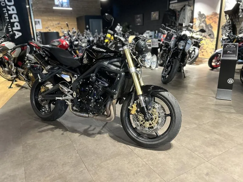 STREET TRIPLE 675