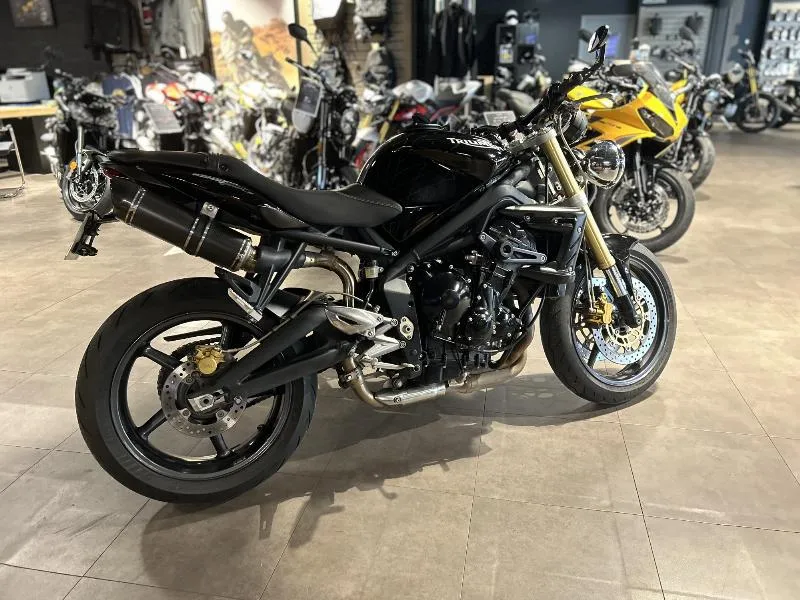 STREET TRIPLE 675