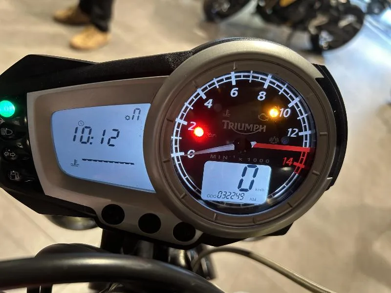 STREET TRIPLE 675