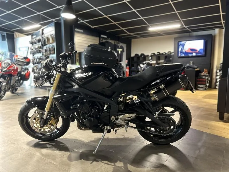 STREET TRIPLE 675
