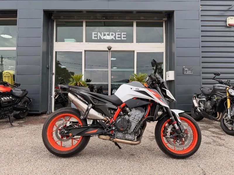 890 DUKE R