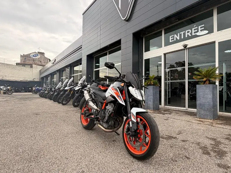 890 DUKE R