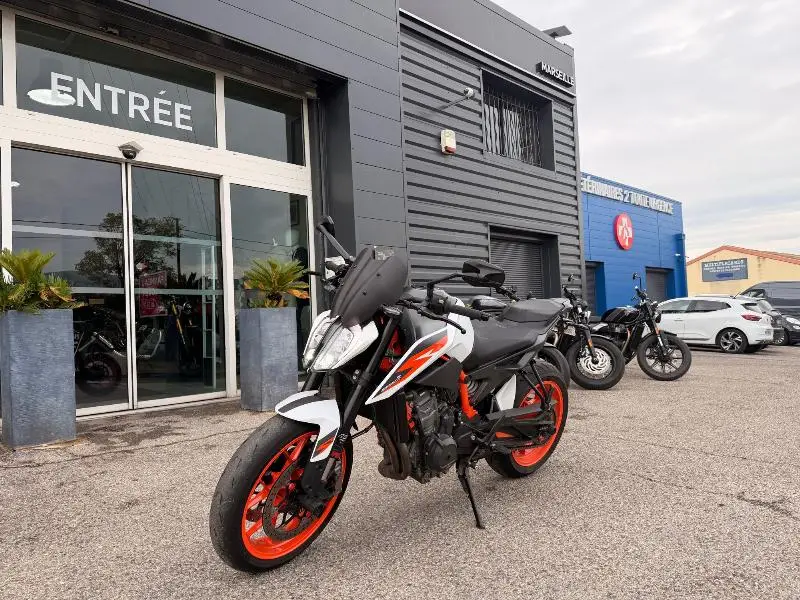 890 DUKE R