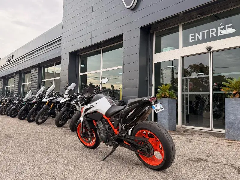 890 DUKE R
