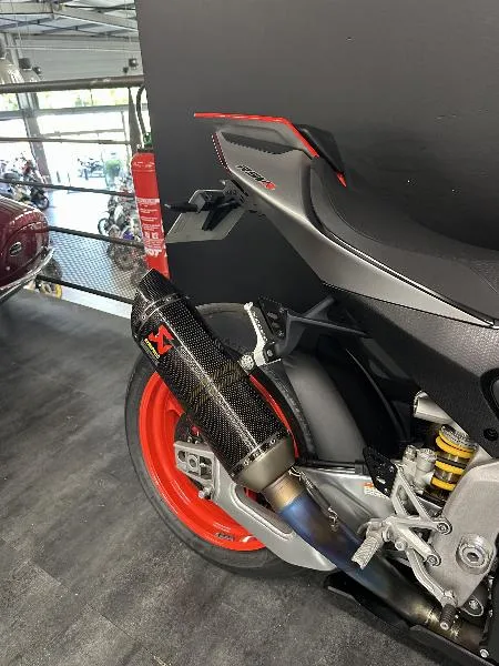 RSV4 1100 RR