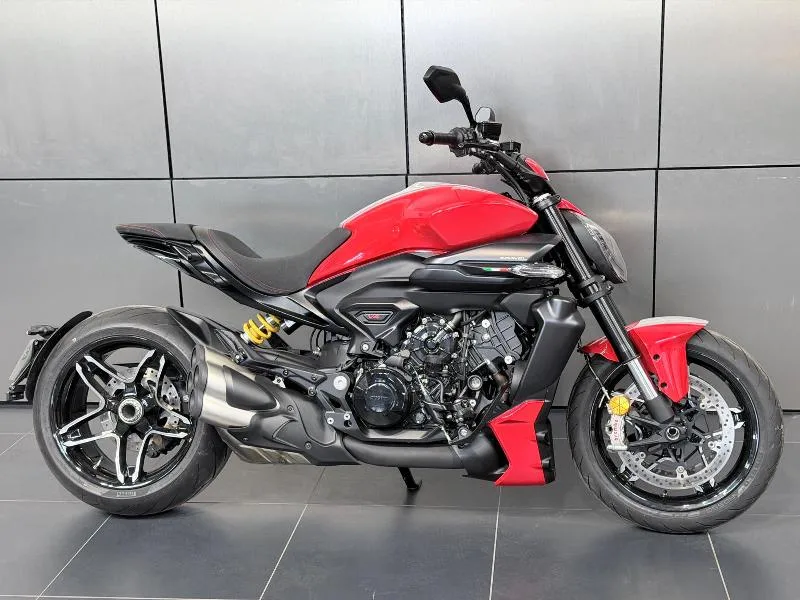 X DIAVEL V4
