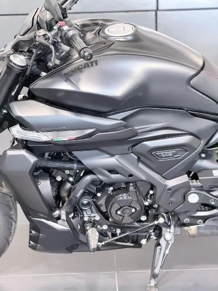 X DIAVEL V4