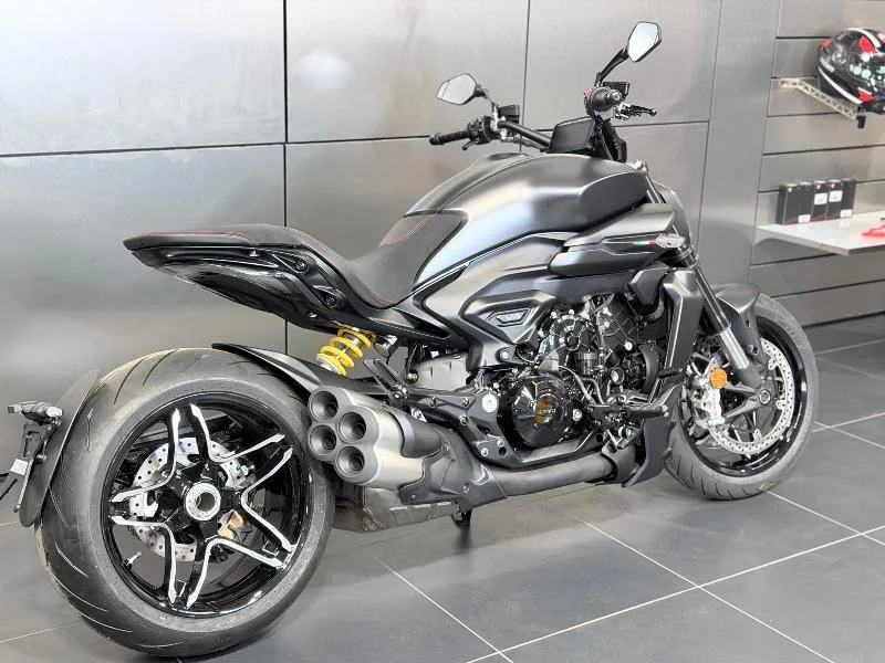 X DIAVEL V4