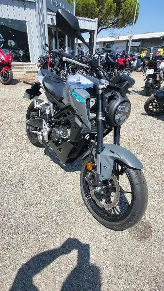 CB 125  R
