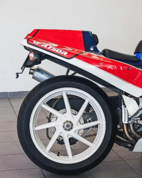 VFR 750 R RC30