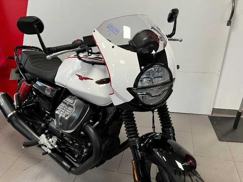 V7 III STONE 750