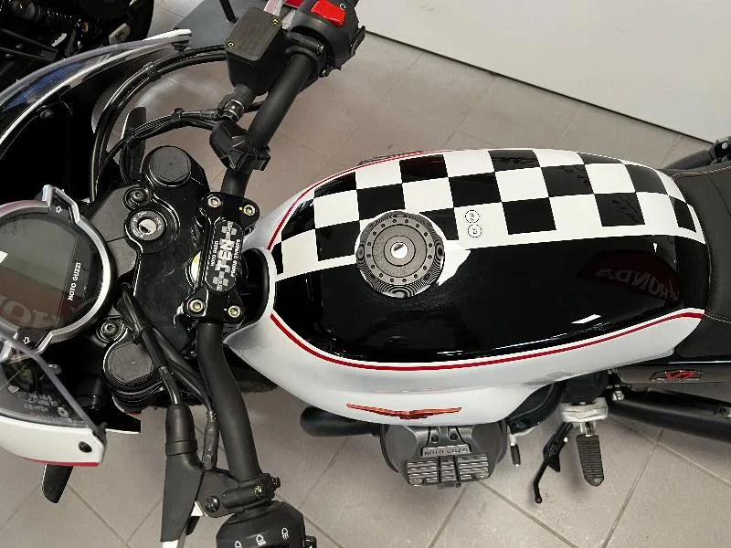 V7 III STONE 750