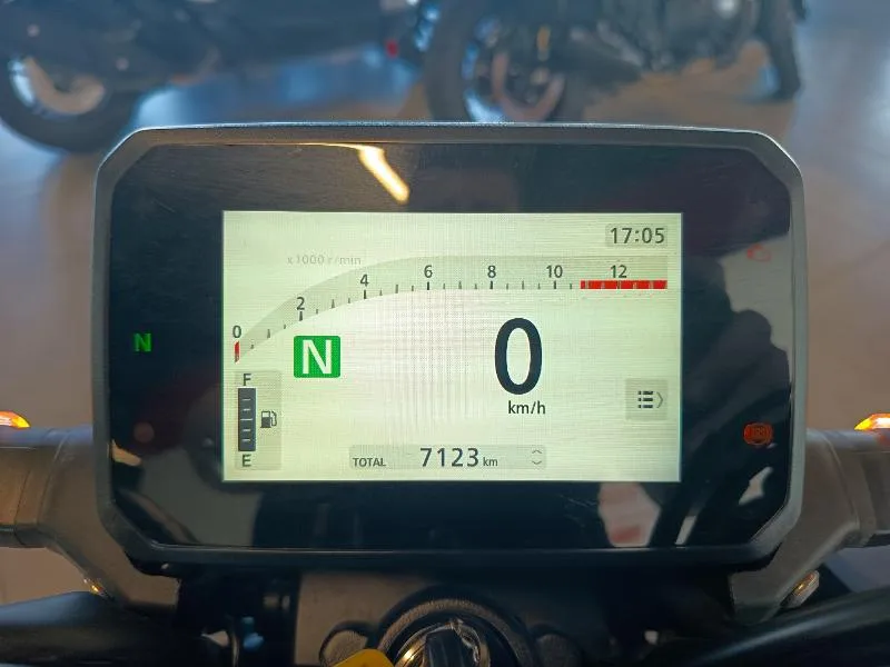 CB 125  R