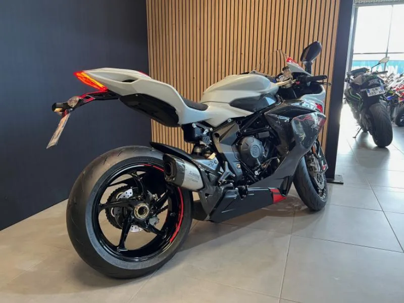 F3 800