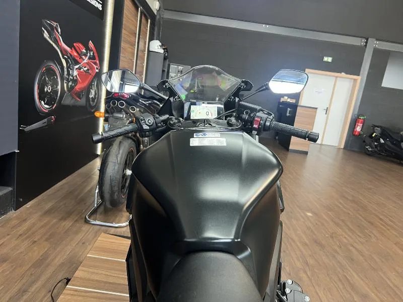 CBR 650  R