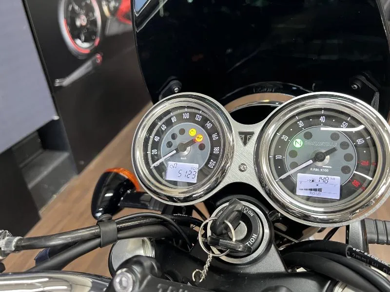 Bonneville T100